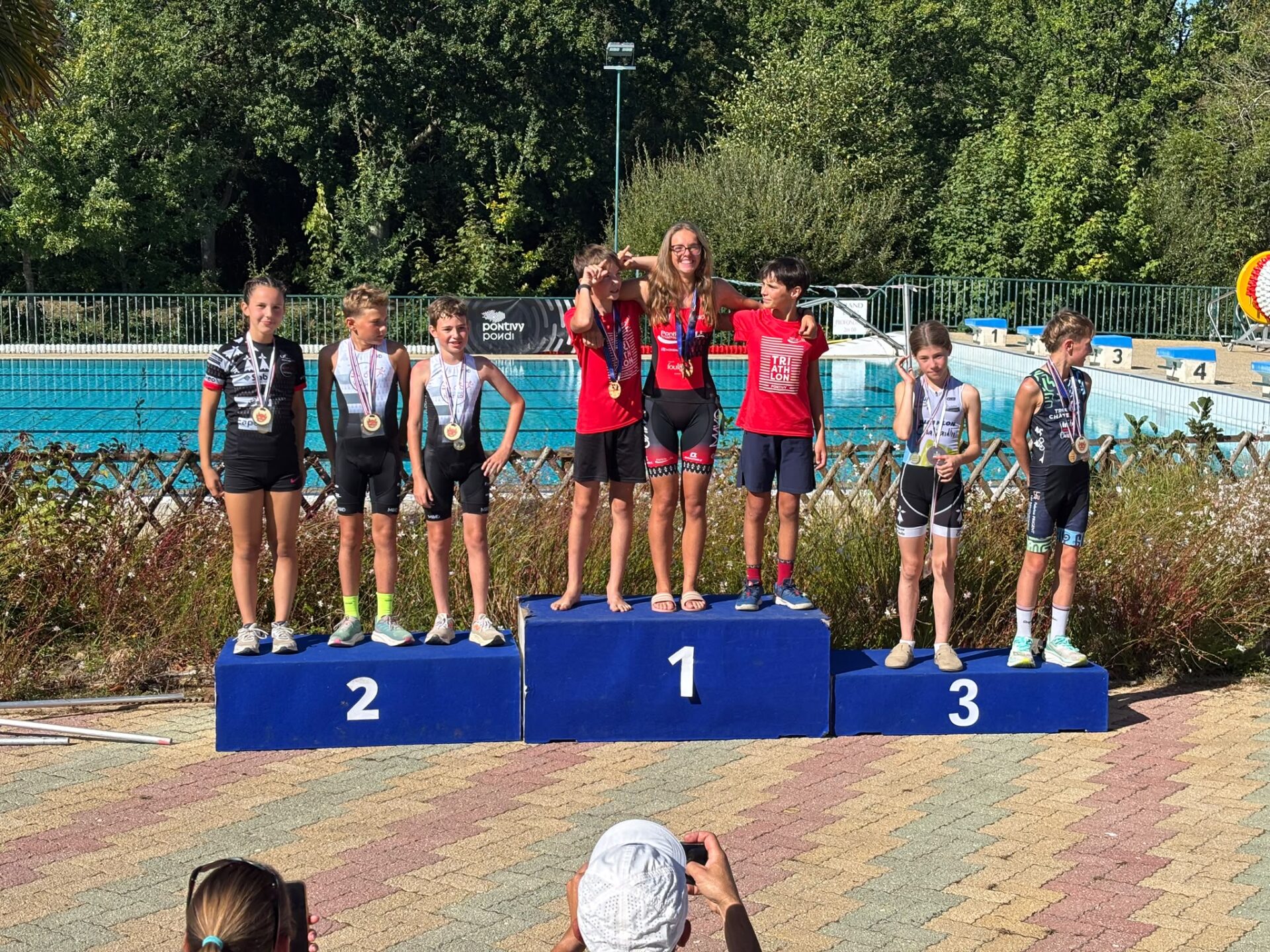 Les jeunes triathlètes du Liffré Cormier Triathlon réunis lors d'une compétition